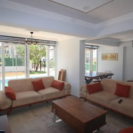 Luxury Detached 페티예